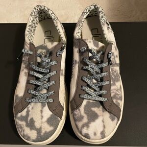 Gray and White Het Dude with Patterned Laces